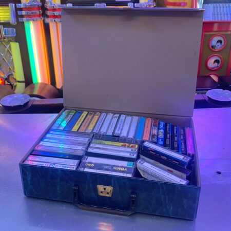 Vintage Koffertje Vol Cassettebandjes - Originele Retro Collectie | The Dutch Pickers
