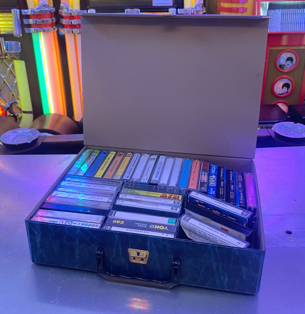 Vintage Koffertje Vol Cassettebandjes - Originele Retro Collectie | The Dutch Pickers