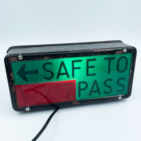 Vintage “Wait / Safe to Pass” Lichtbak - Origineel Truck/Schoolbus Sign | The Dutch Pickers