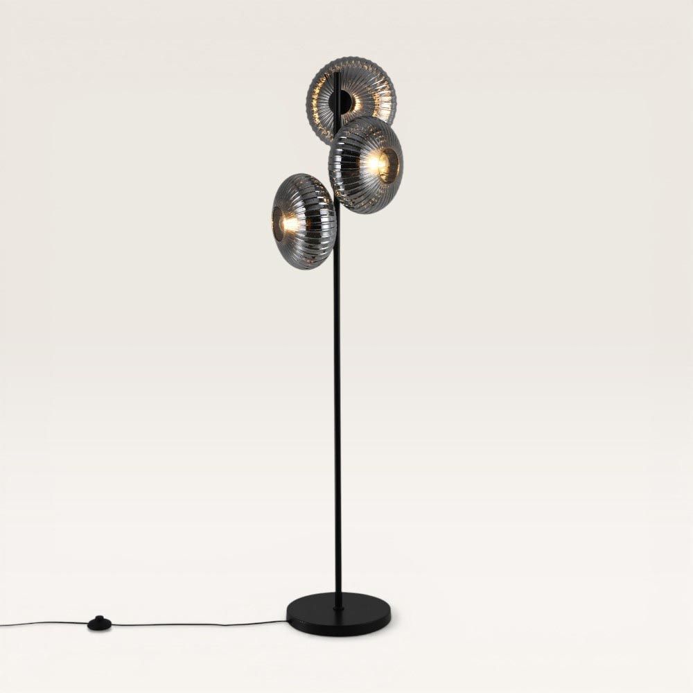 Virello - Zwarte Staande lamp Metaal 150 cm - Rookglas - 3 bollen - Klassiek Vintage Design - Woonkamer lamp - E27 fitting - Met voetschakelaar | LUSENZ