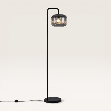 Virello - Zwarte Staande lamp Metaal 150cm - Rookglas - Modern Industrieel design - Woonkamer lamp - E27 fitting - Met voetschakelaar | LUSENZ