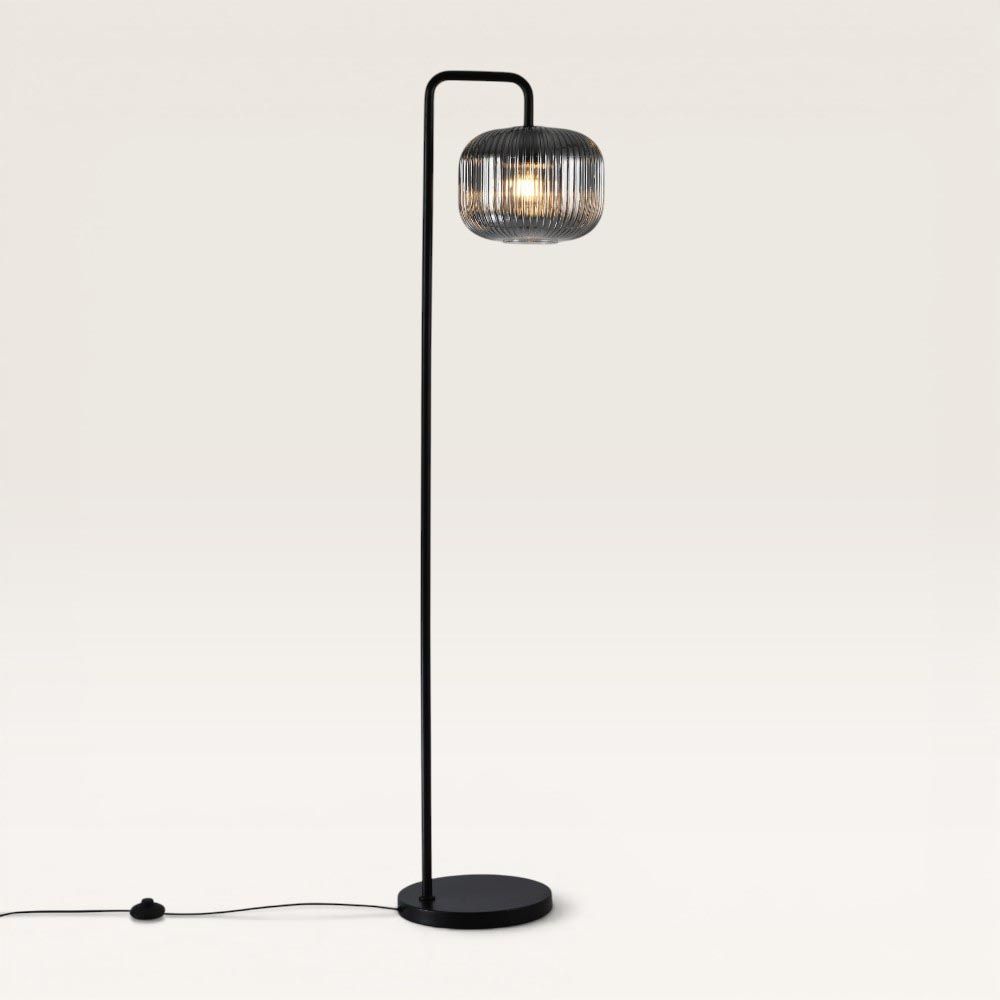 Virello - Zwarte Staande lamp Metaal 150cm - Rookglas - Modern Industrieel design - Woonkamer lamp - E27 fitting - Met voetschakelaar | LUSENZ
