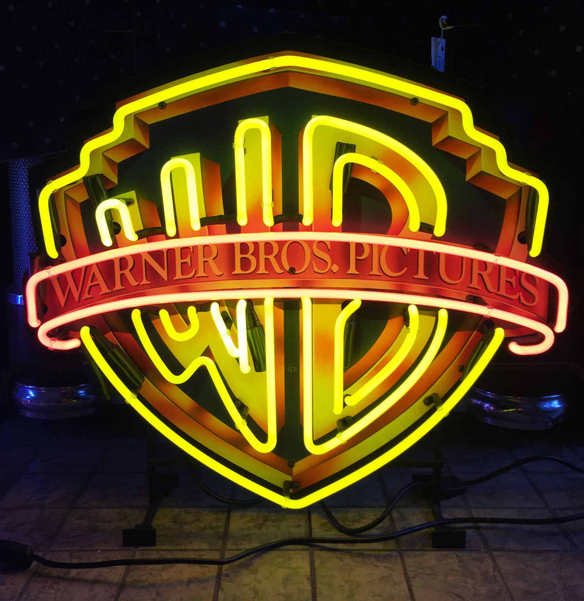Warner Brothers Bros. Logo Neon 69 x 61 cm | Fiftiesstore