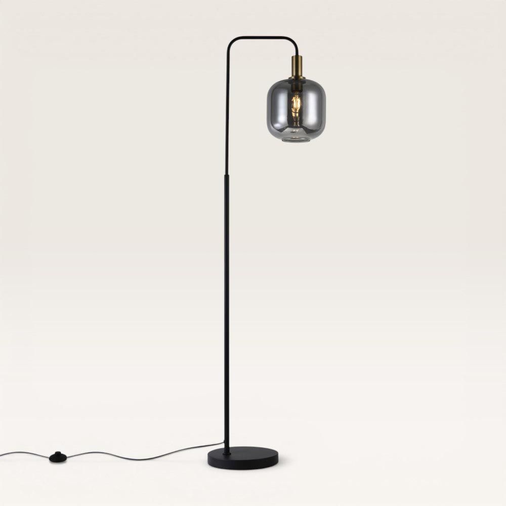 Xirena - Zwarte Staande lamp Metaal 150 cm - Rookglas - Woonkamer lamp - Modern Vintage - E27 fitting - Met voetschakelaar | LUSENZ