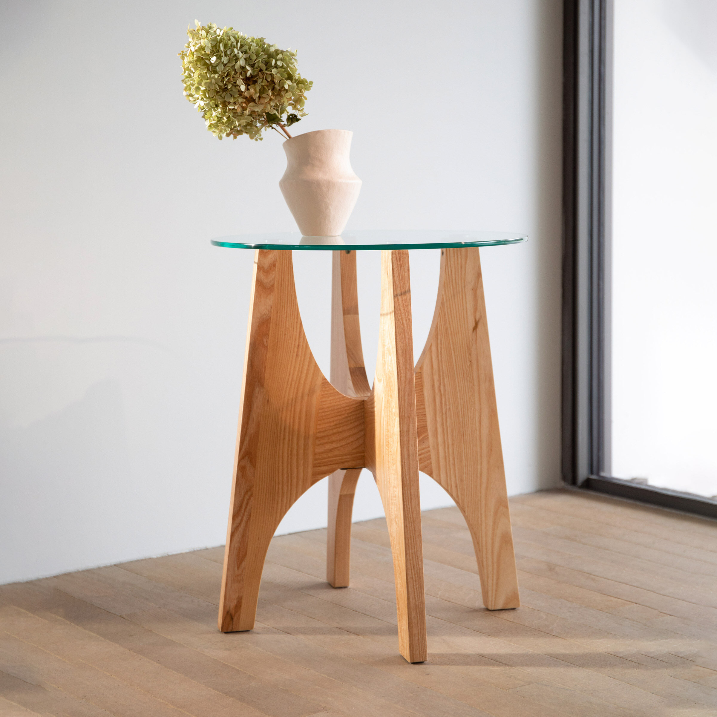 Zuiver Ronde Bijzettafel 'Kobe' Essenhout en glas