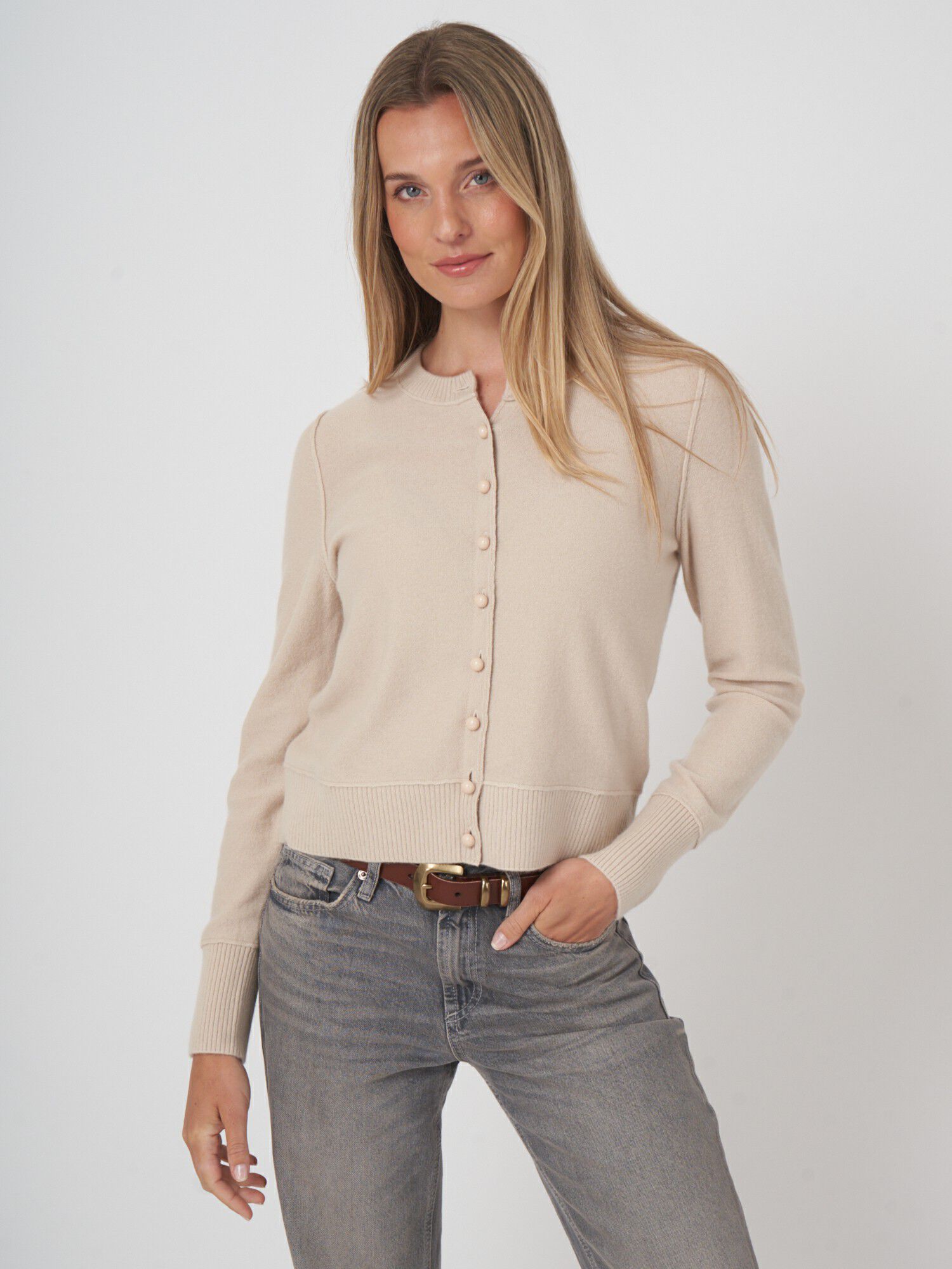 Cropped kasjmier vest met parelknopen | duurzaam & elegant