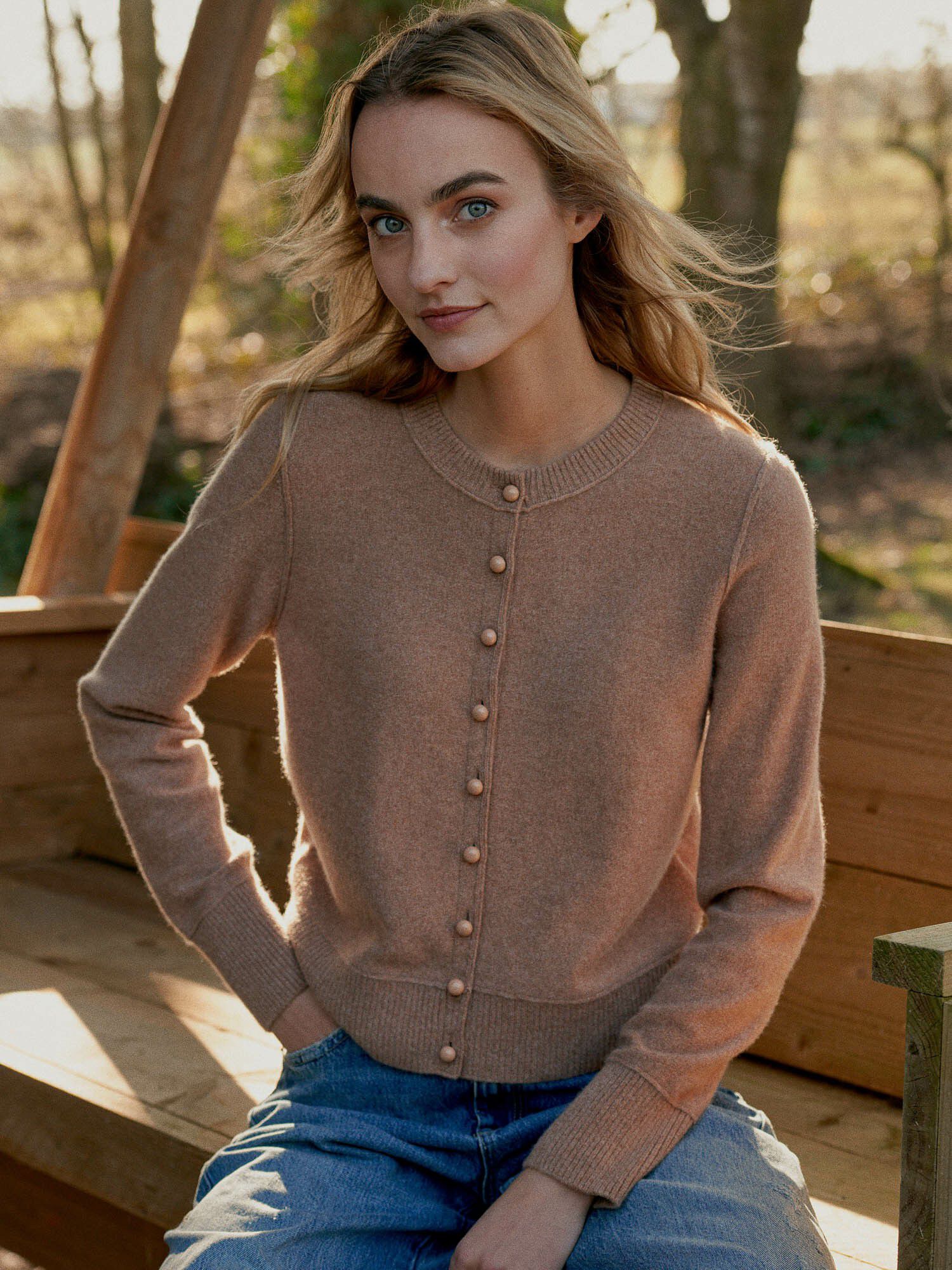 Cropped kasjmier vest met parelknopen | duurzaam & elegant