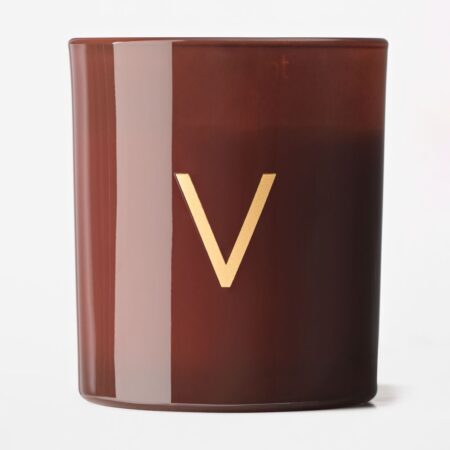 Kaars in glas ⌀8x9cm letter V (cognac)