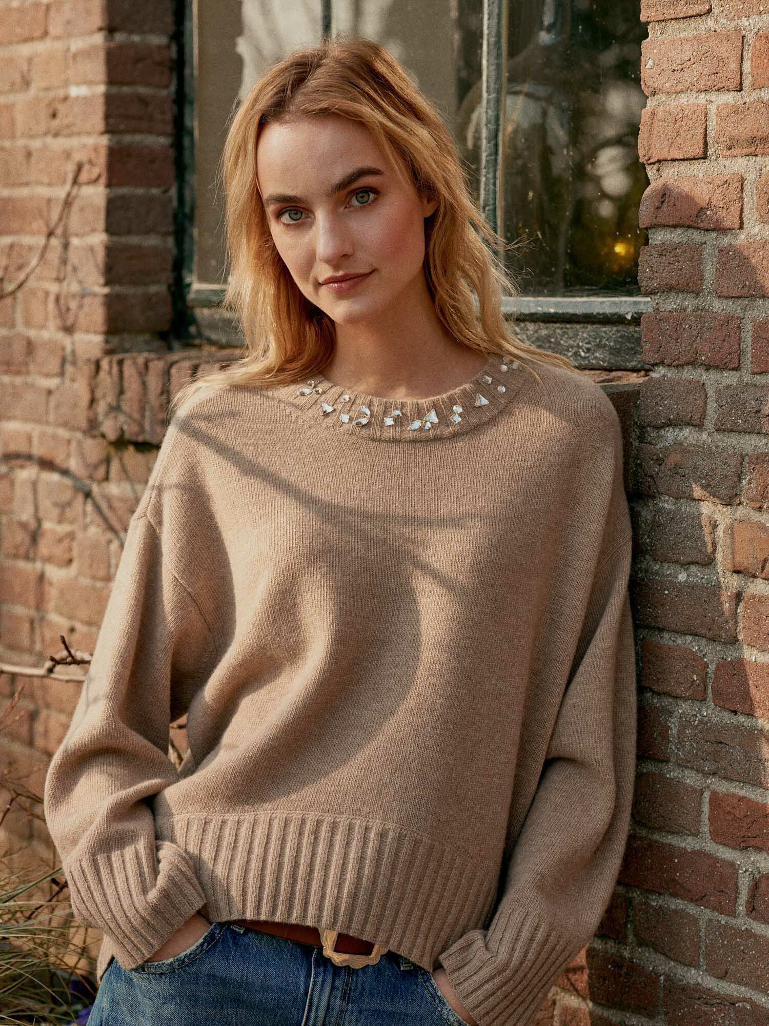 Luxe trui met wijde pasvorm en fonkelende halslijn