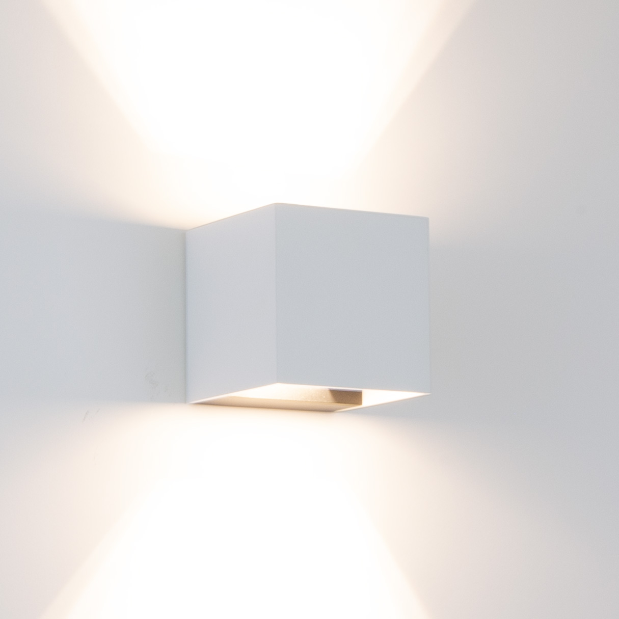 Reach Up en Down Muurlamp Wit Kubus met LED