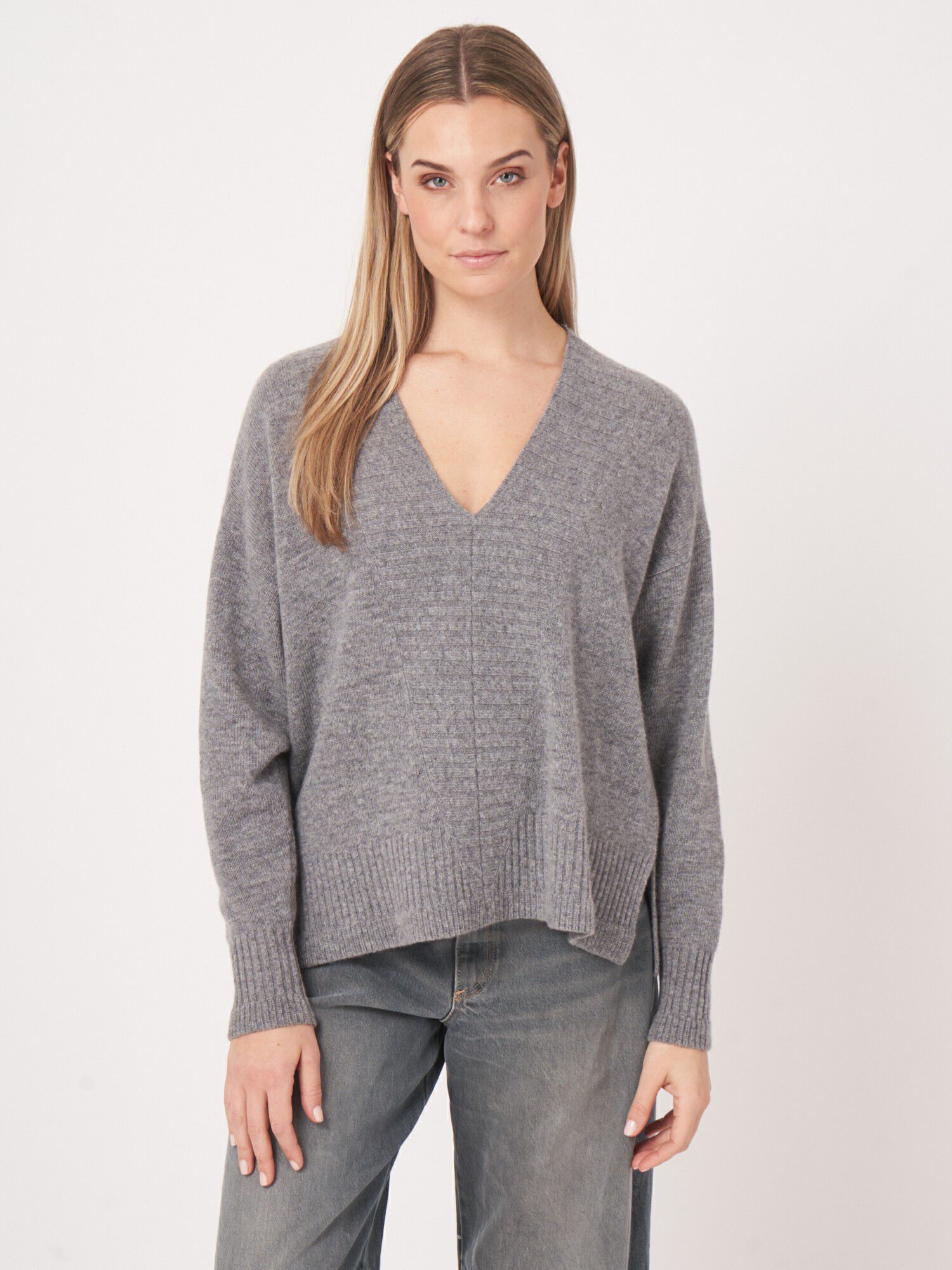 Lamswollen v-hals trui - repeat cashmere essentials